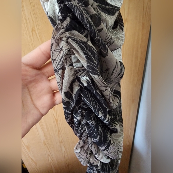 Gray off-the-shoulder dress with flowers - Picture 4 of 7